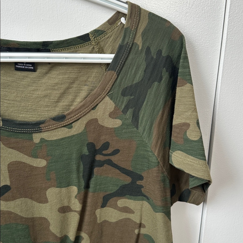 Sanctuary Camo Tie-Front Tee Size S - Picture 3 of 5